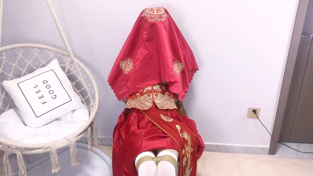 《婚之劫难》-中式婚礼题材+口球堵嘴+日式紧缚+胸缚+并腿缚+放置挣扎无调教+盖盖头+跪坐+结束花絮两分钟打屁股等等-5