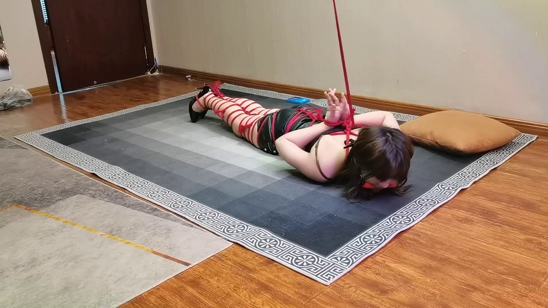 女孩盼盼，堵住嘴巴捆在地上任其挣扎