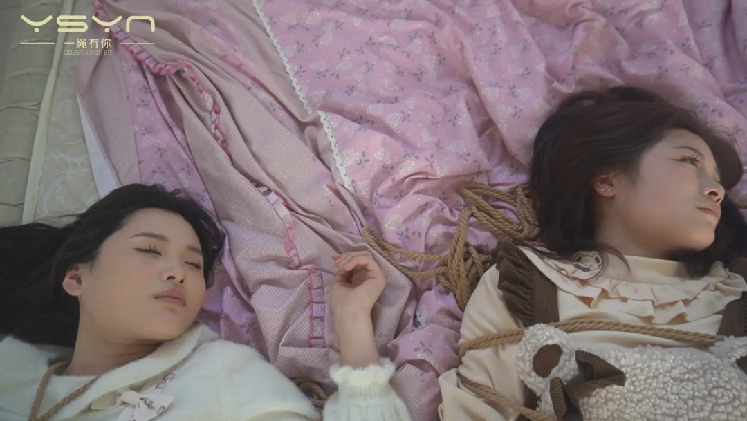 同性恋女孩菲菲和依依卧室里秀恩爱玩捆绑被蒙面大汉偷窥威逼各式捆绑跳舞逃脱未果-12