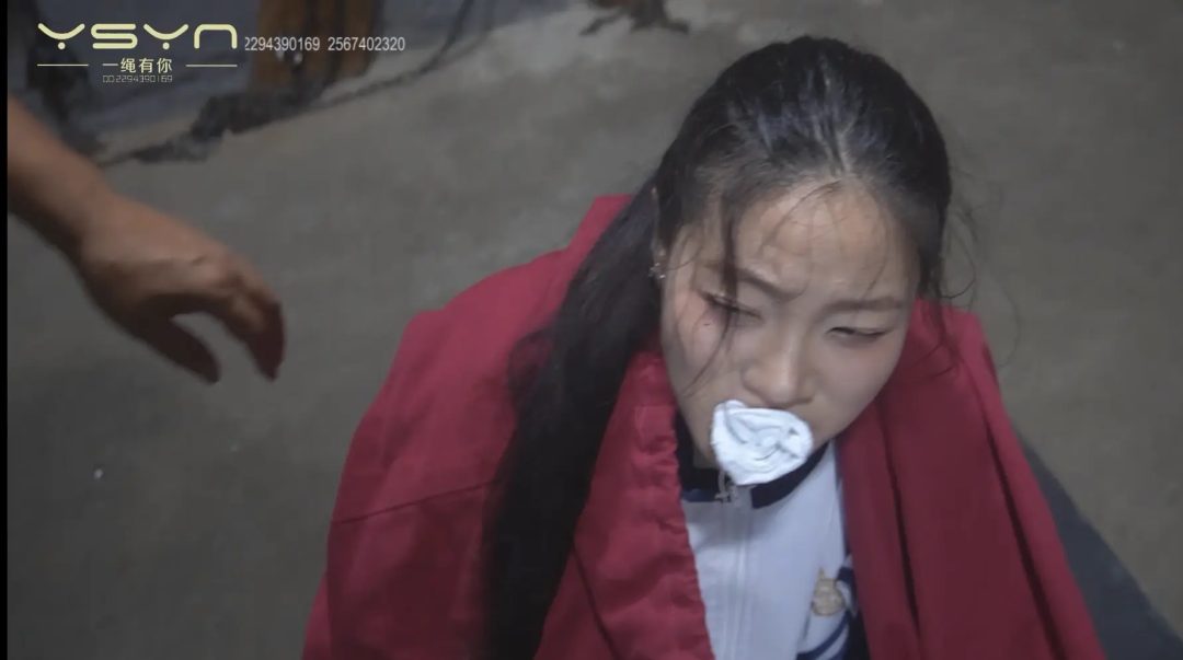 【笼中悲歌】暑假归来的梓瑶午睡惨遭绑匪堵嘴装麻袋吊起闷得汗流浃背又被五花大绑放进囚笼高高吊起-2