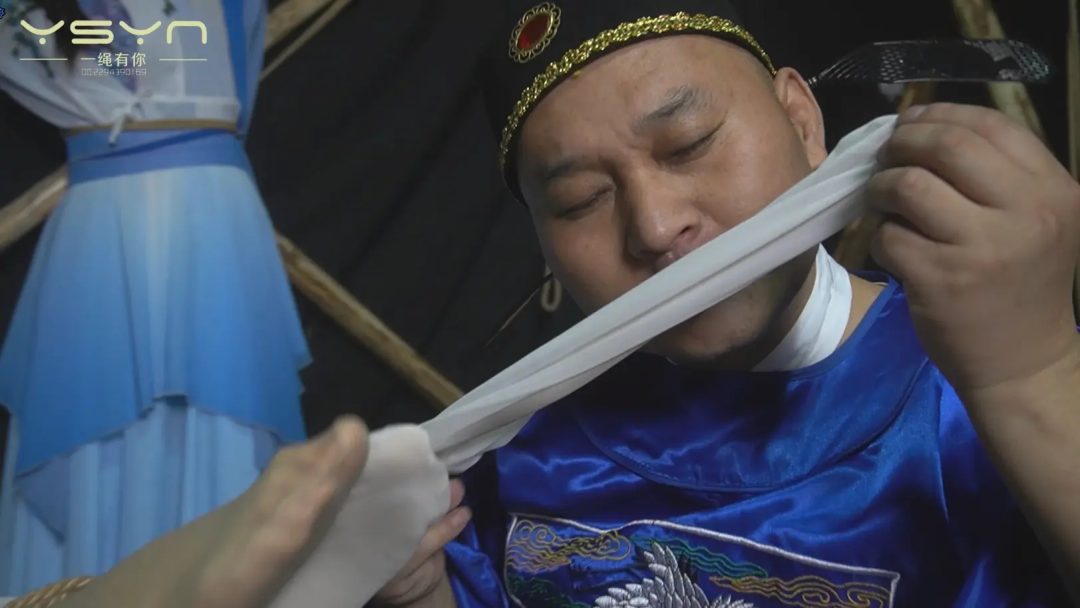 色迷知县命手下抓来两个舞女五花大绑跳舞威逼刑罚老虎凳滴蜡挠打脚心玩弄冤假错案-2