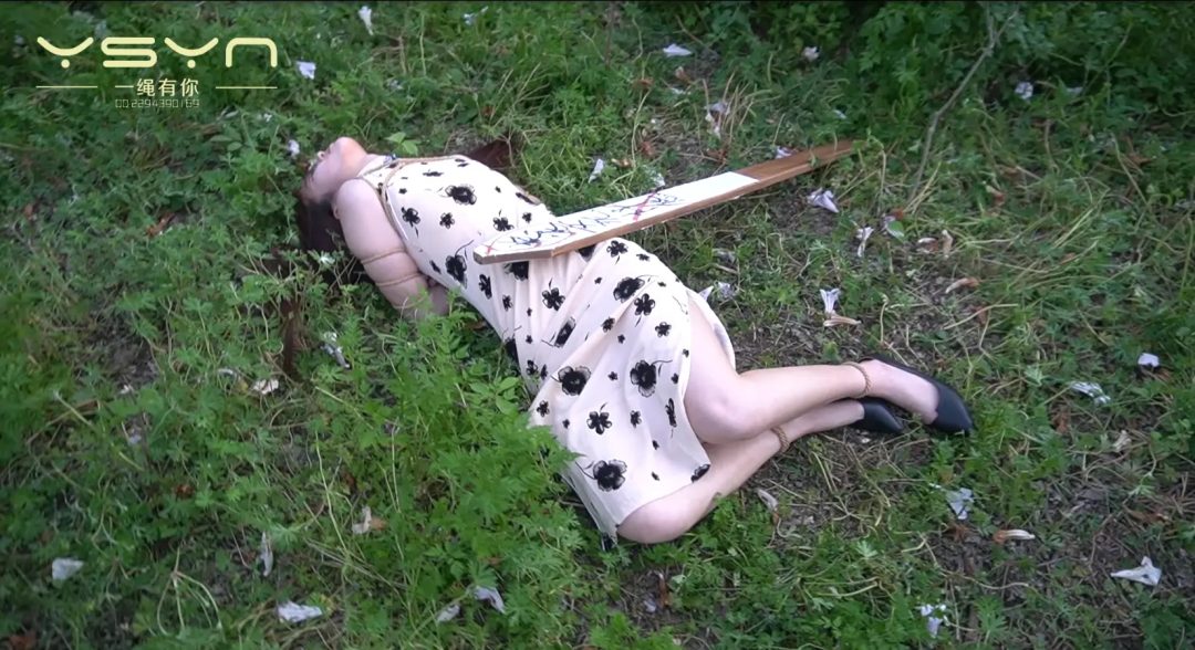 对暗号传递情报不幸被特务跟踪被捕的漂亮悠悠脚镣手铐刑房老虎凳蜡烛滴烧挠脚心挠腋窝-7