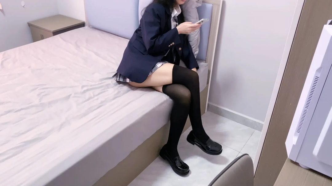 《少女情劫》jk妹出门丢垃圾被坏人潜入家里+姐妹约逛街换衣服后+梦魇自己+醒来真的被日式紧缚+胸缚+胶布封嘴+口球+鞭打哭+分腿吊缚等等-1