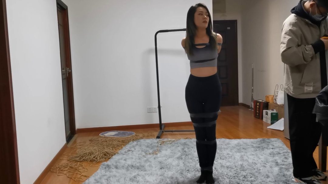 初中体育老师晓瑜，初次被捆，给大家表演一个挣扎-6