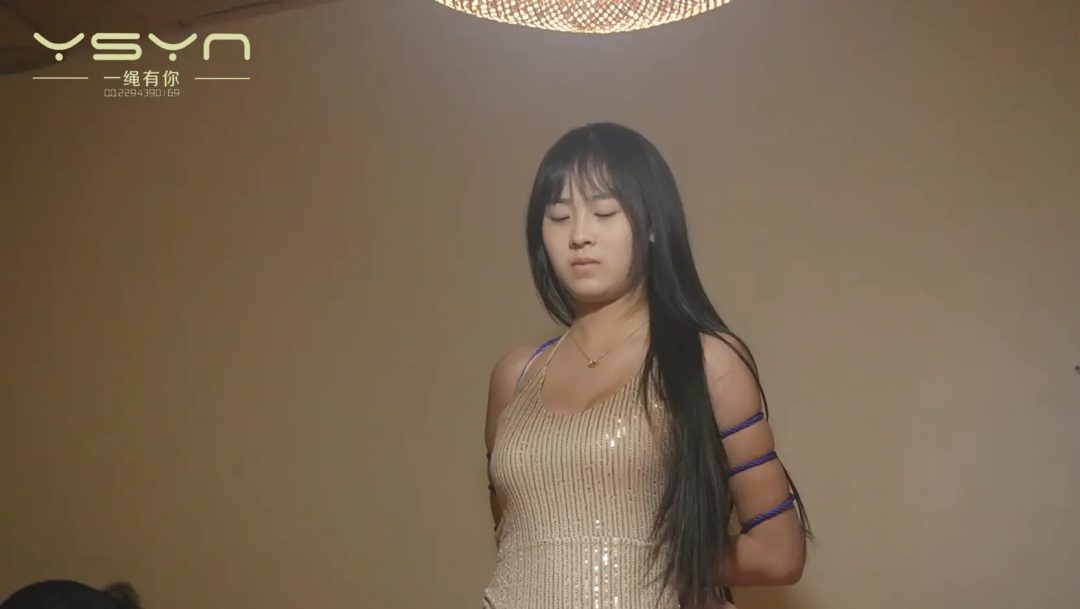 漂亮女孩舞后卧室被蒙面持刀捆绑抗走威逼五花跳舞唱歌又绑在椅子上歌唱-7