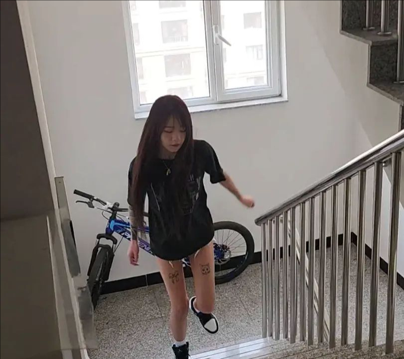 被搜身的超臭脚千金小姐-4