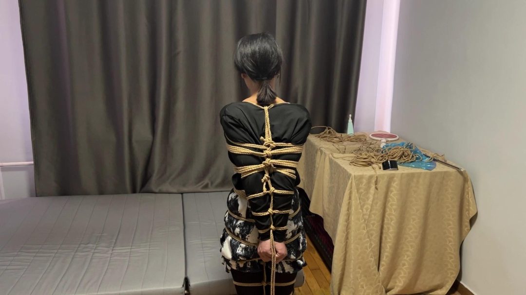 约绑驷马美女主播 超紧堵嘴放置-3