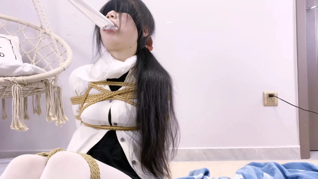 《路崽日记》-日式紧缚+并腿捆+丝袜堵嘴+丝巾勒嘴+带耳机听鬼故事+放置挣扎+喂食+保鲜膜全包+再胶布全包+挠脚心放置+附剪开过程等等-5