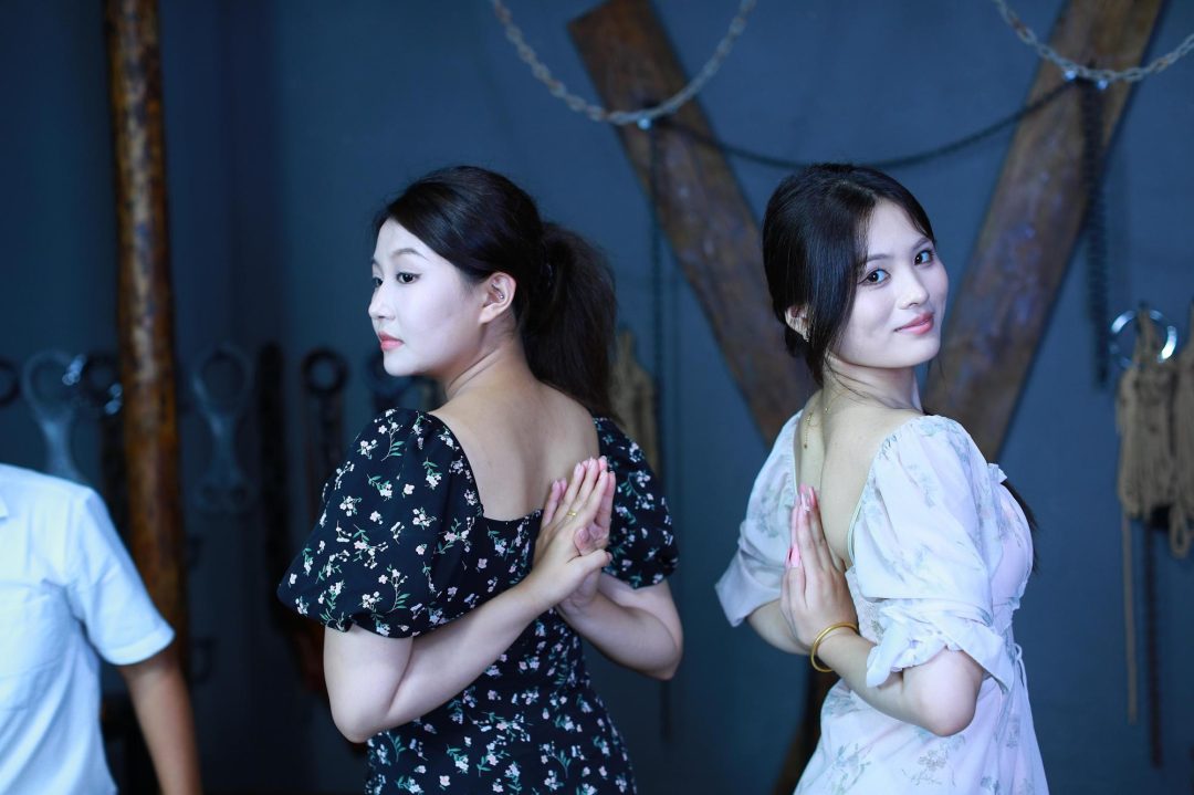 【江鑫柳依棚拍】剧照500张+视频30分钟两位颜值美女江鑫168厘米22岁柳依170厘米20岁被五花大绑直臂绑柱-2