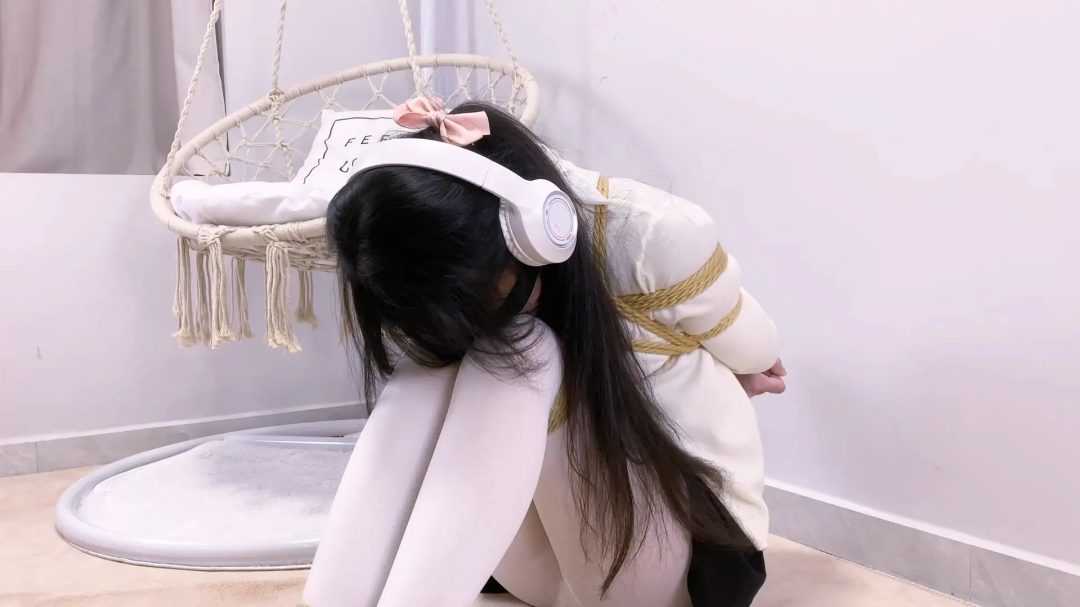 《路崽日记》-日式紧缚+并腿捆+丝袜堵嘴+丝巾勒嘴+带耳机听鬼故事+放置挣扎+喂食+保鲜膜全包+再胶布全包+挠脚心放置+附剪开过程等等-3