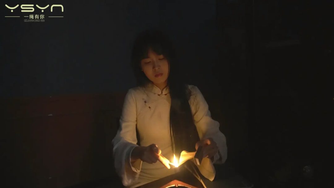 【断头台下的肚兜女姝】卧底女孩被捕捆绑刑房老虎凳打挠脚心后威逼脱掉旗袍肚兜再次老虎凳上刑全身挠痒刑后上断头台-4