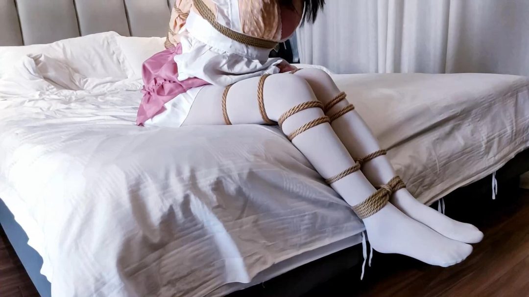 《胶布封嘴挣扎》-白丝党福利-女仆装配开档白丝+欧式直臂+股绳+多节并腿捆+胸缚+自己胶布封嘴+撕胶布过程+再封嘴+全程放置挣扎+无调教等等-13