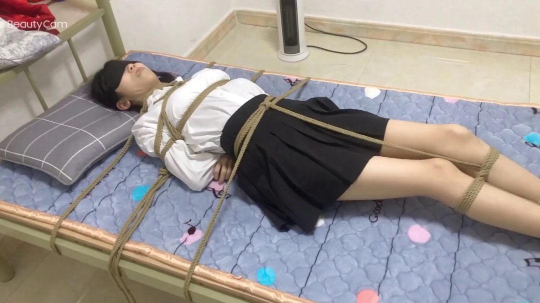 制服女孩 原味堵嘴 挠痒放置 驷马 床上固定捆绑欺负到真的生气骂人~ 红豆-8