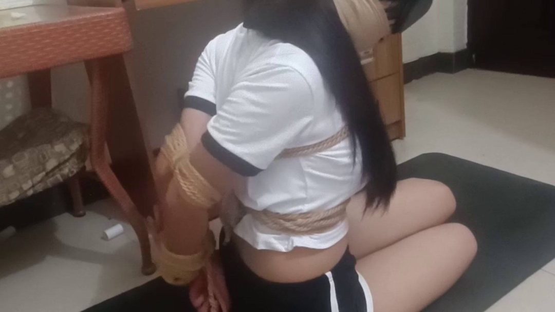 前面体操服，后面短裙黑丝，超紧西式并肘挣扎-2