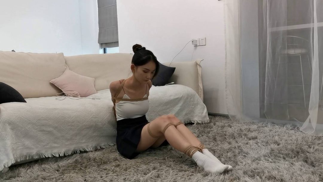 定拍美女果果上半段驷马捆绑口球堵嘴 下半段吊绑接口水-2