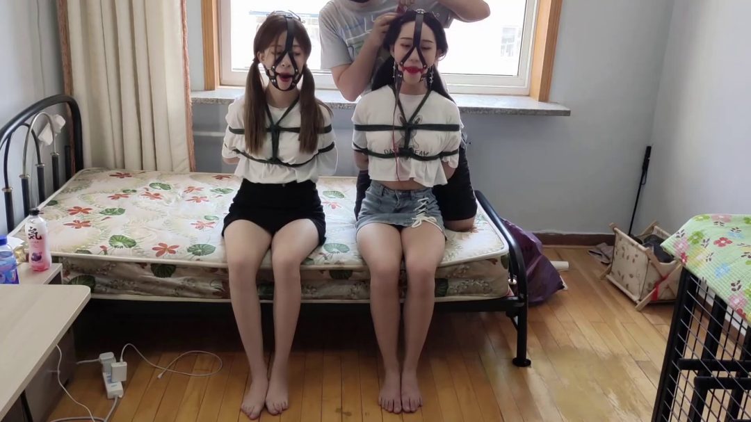 丹丹欣妍双妹连缚无助挣扎，双人马具口球堵嘴-2