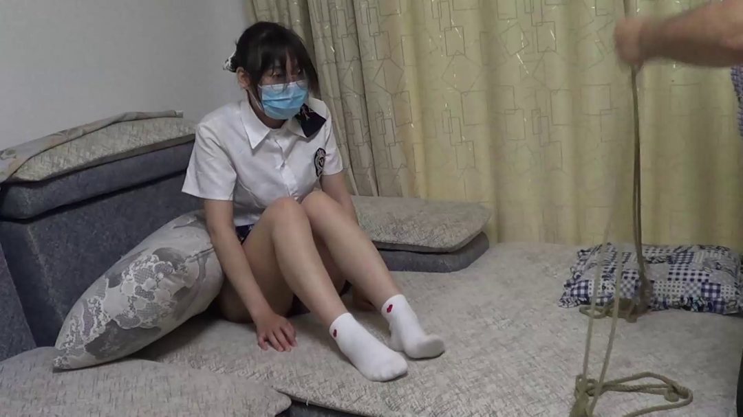 定拍可爱的雨涵妹妹JK白袜惨遭入室胁迫驷马捆绑，原味棉袜堵嘴-1