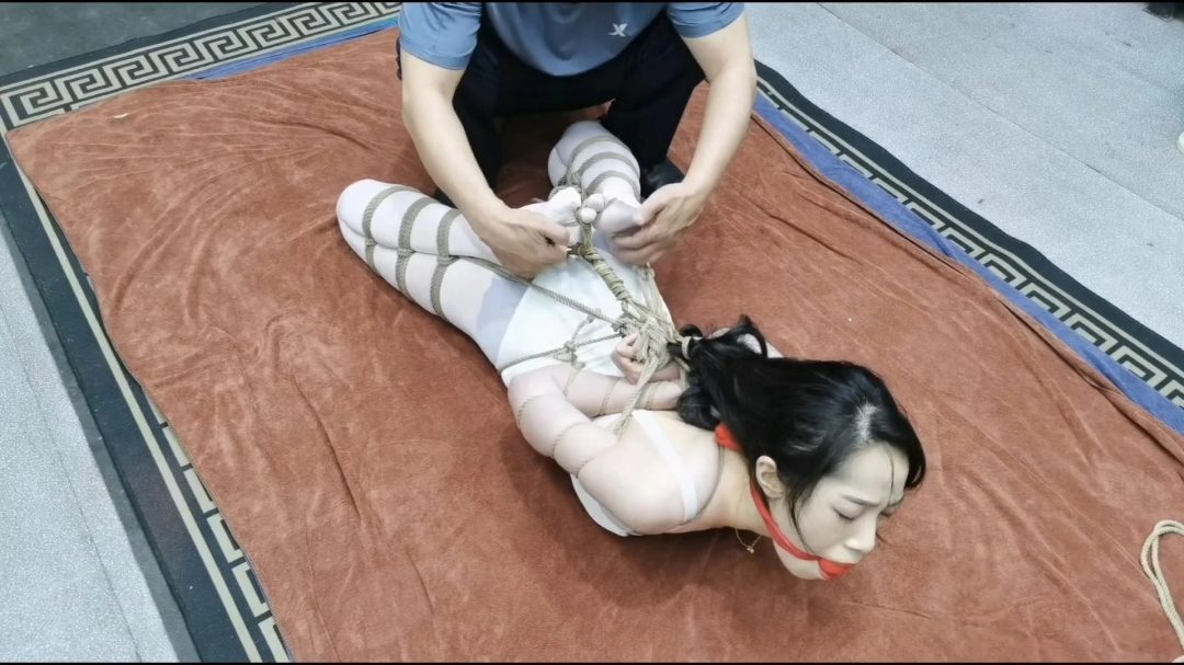 艺仙儿马步挣扎，紧缚五花驷马抢现金-15