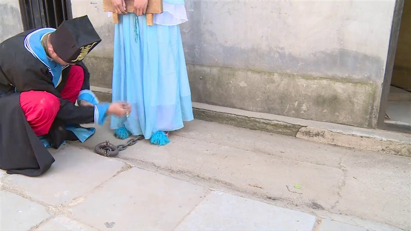 犯妇押解，漂亮女犯带枷赤足脚镣押解惩罚-8