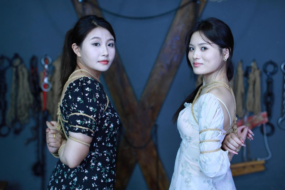 【江鑫柳依棚拍】剧照500张+视频30分钟两位颜值美女江鑫168厘米22岁柳依170厘米20岁被五花大绑直臂绑柱-8