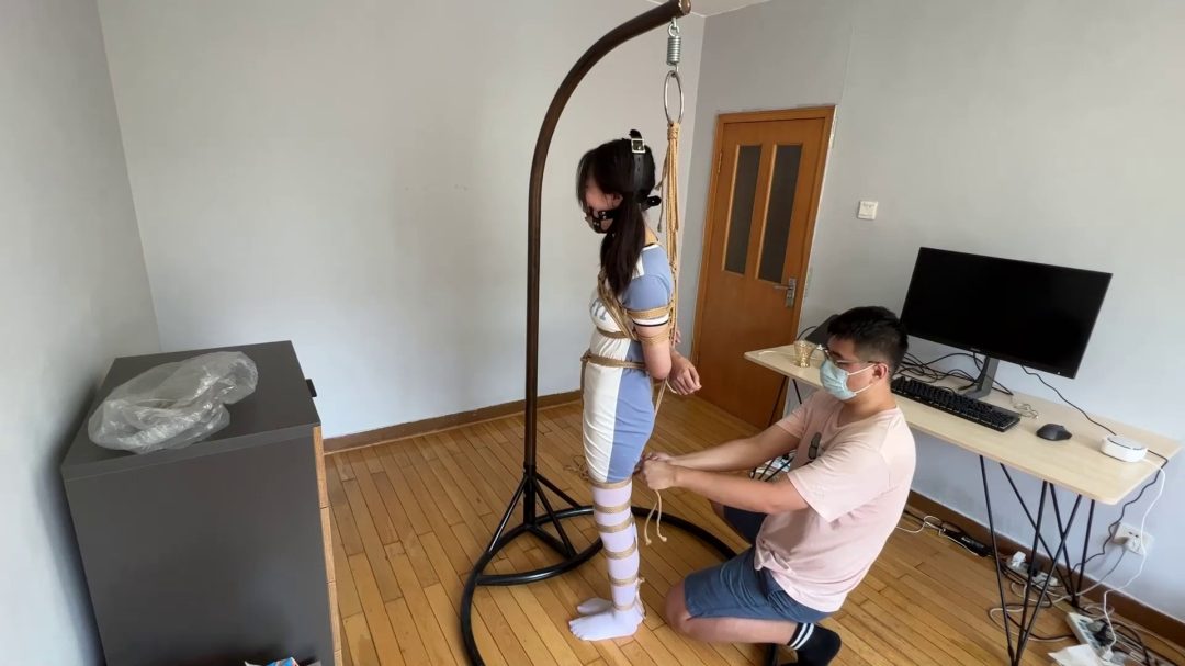 超级吊缚下的妹子直接无法呼吸到气绝-4