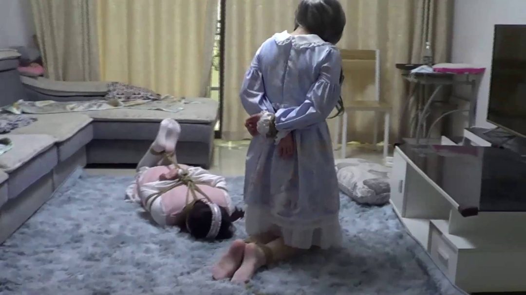 00后姐妹花 玉箫 可可姐妹 可爱OL娘 互绑喂零食 互相解缚失败被欺负-5