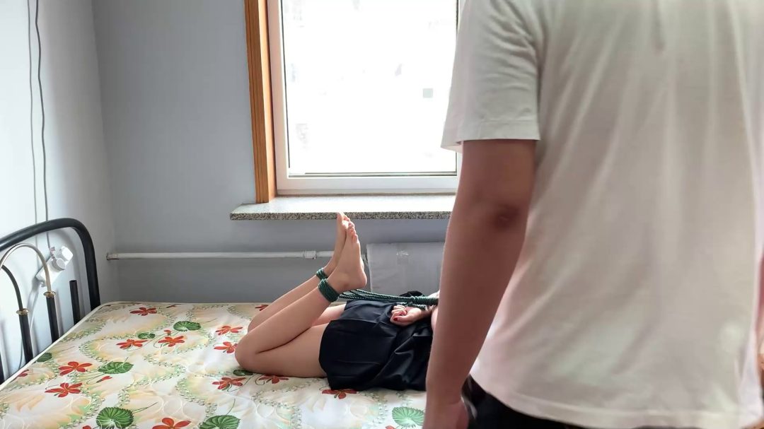 雨晨妹妹驷马抓举摔摔乐，丝袜套头白袜多重堵嘴挣扎！痛苦与闷绝！-7