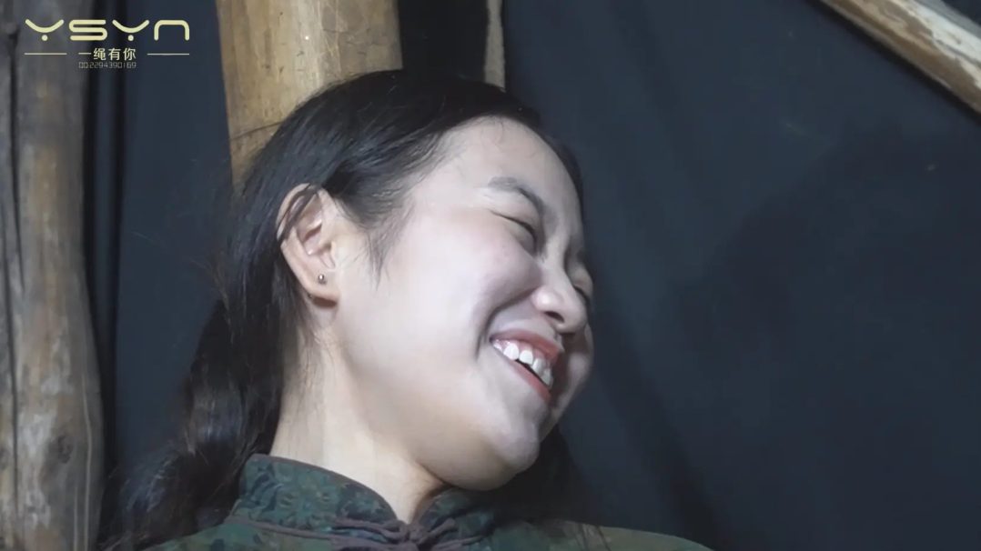 漂亮的女发报员高丽雯不幸被捕入狱大字绑鞭打晕死泼醒老虎凳蜡烛烫挠脚心赴刑场（新模-9