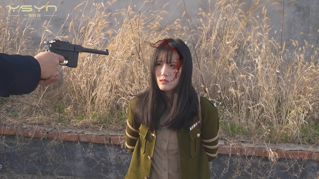 【血色潜伏】潜伏女孩惨遭捆绑吊打老虎凳铁钳子刷子挠脚心驷马吊起打虐不屈五花大绑插牌被枪决-14