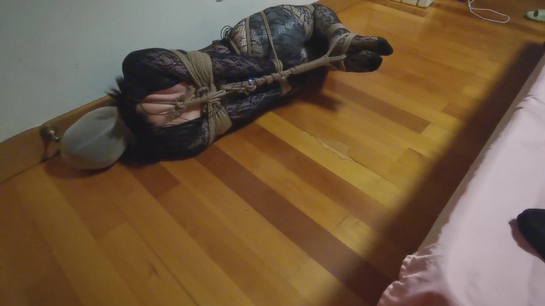 一只紧缚的大蛇精被驷马放置、无休止的挣扎、最后被折磨的精疲力尽-5