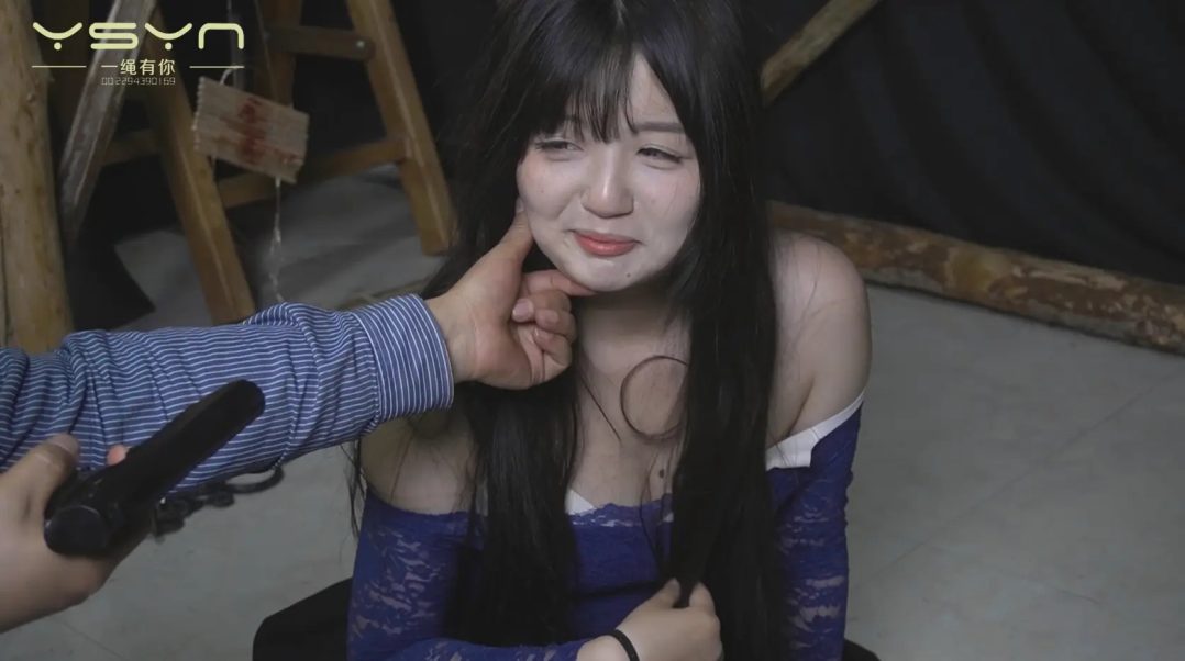 【失足女的悲喜】失足女接客遭绑匪迷晕装袋密室捆绑关笼子戴手铐玩弄特别难受-1