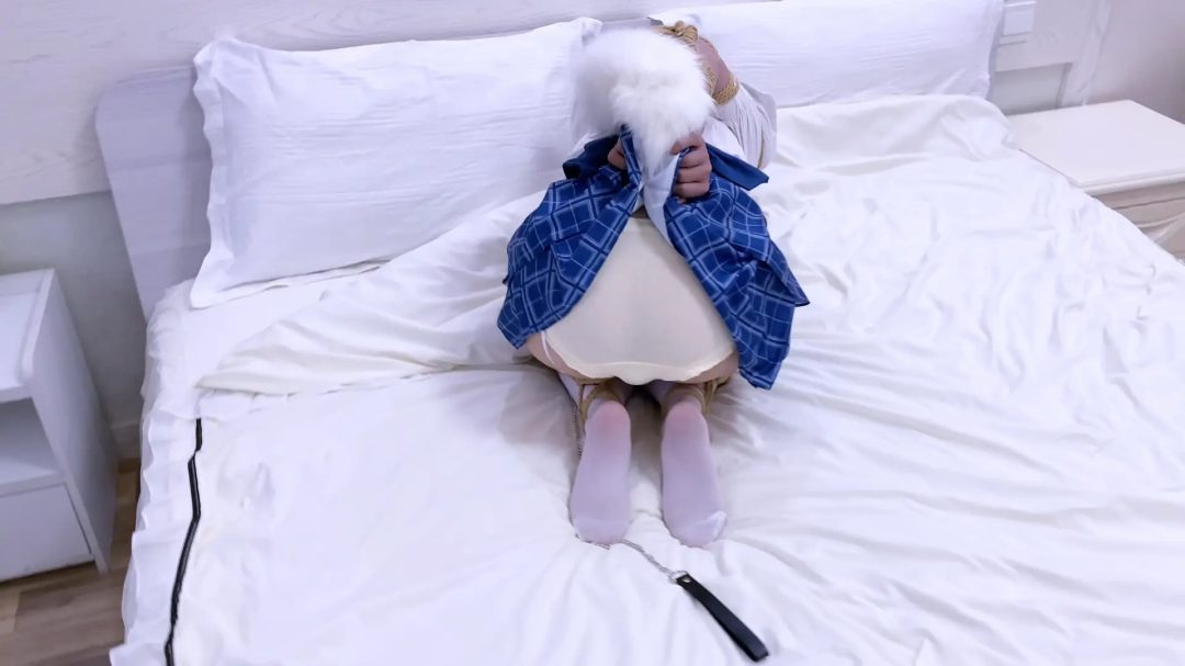 《紧缚挑战》-被超紧直臂,膝盖捆住,要求打扫家里,行动太墨迹了被罚鸡翅膀直臂,蟹缚M开腿,鸭子坐,项圈链子,跪着行走,马具口球,sp,放置,驷马等等-6