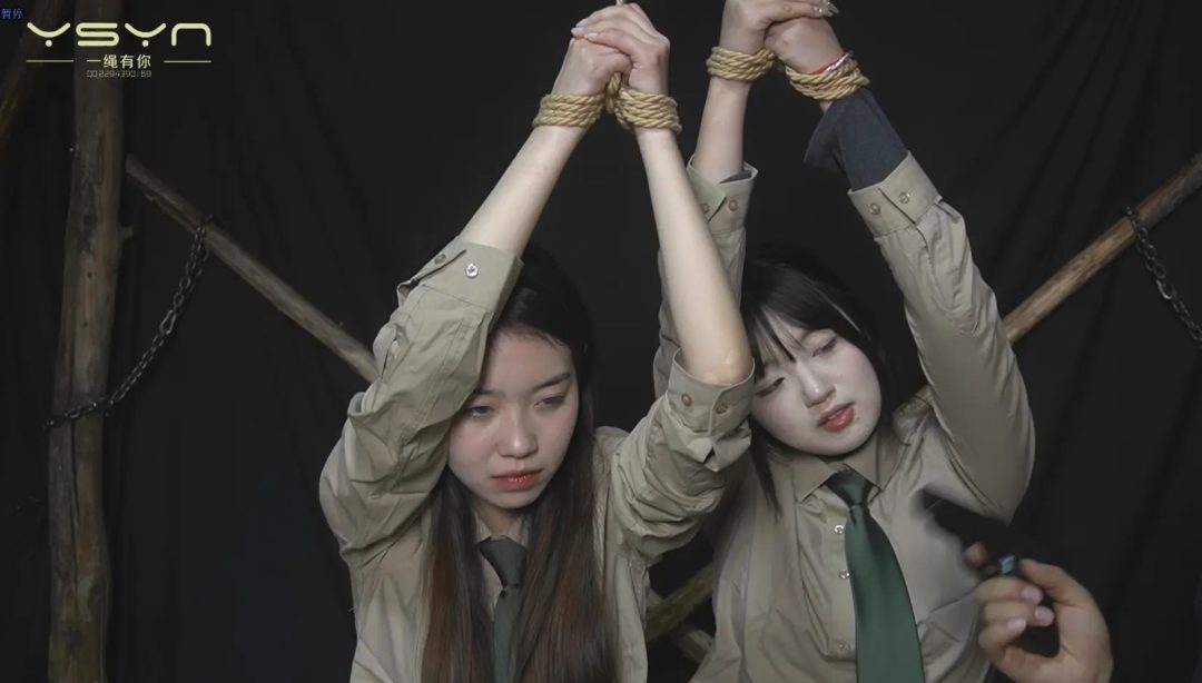 【姐妹情深】军统姐妹花身份暴露不幸被捕背吊在刑房全身捆绑晕死又绑老虎凳脱靴挠打脚心夹脚趾不屈五花大绑秘毙-6