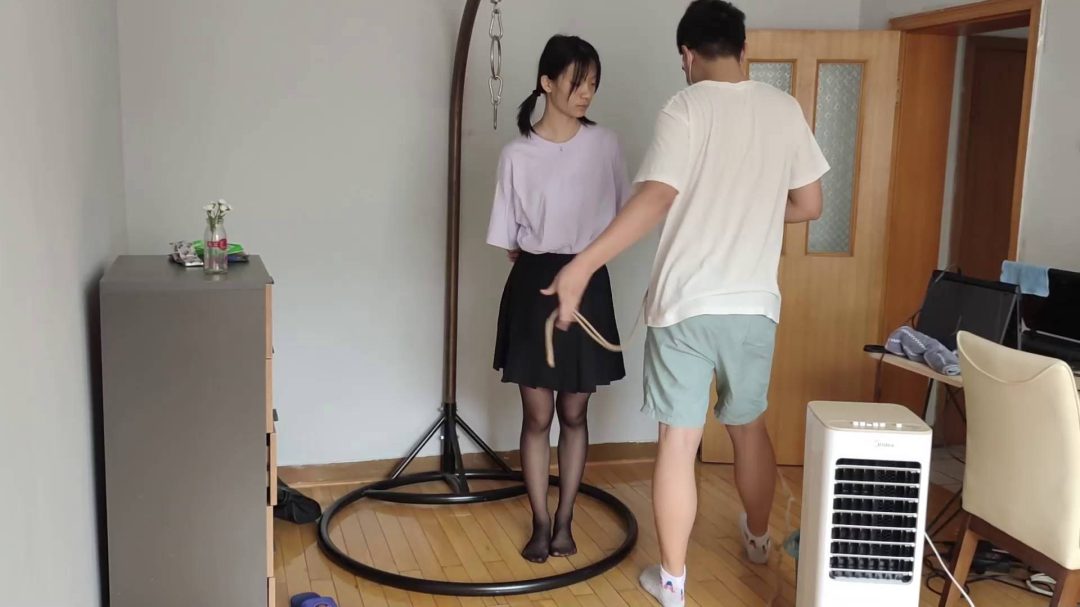 可歆妹妹臭袜子堵嘴 驷马 开口器鼻钩 舔脚-1