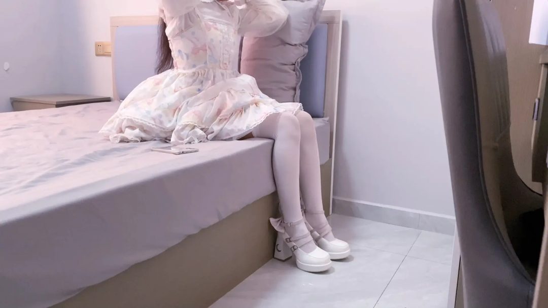 《少女情劫》jk妹出门丢垃圾被坏人潜入家里+姐妹约逛街换衣服后+梦魇自己+醒来真的被日式紧缚+胸缚+胶布封嘴+口球+鞭打哭+分腿吊缚等等-7