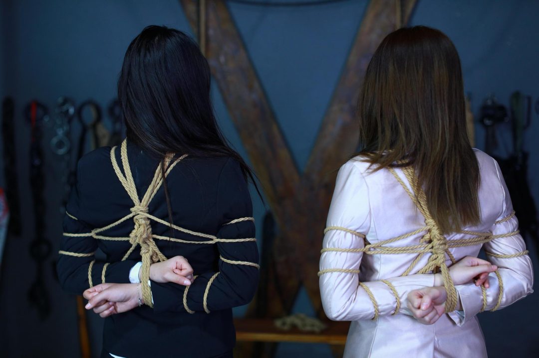 【西装束缚】漂亮的涵涵依依西装短裙五花紧敷扎污绳摆拍剧照-2