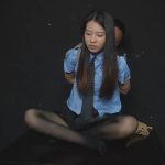 【割断双脚的女孩】深入虎穴只身一人调查户口的女井被偷袭打晕全身捆在桌子上关铁笼玩弄后隔割断双脚