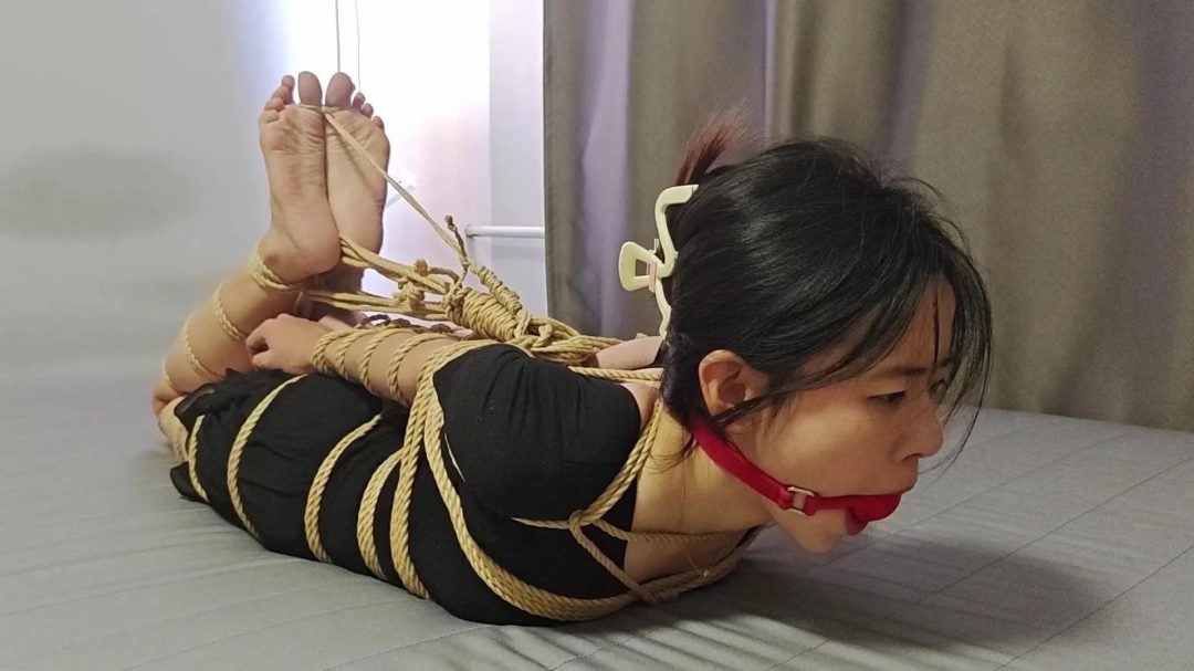 约绑清纯小妹直臂蛇缚超紧驷马裸足勒住脚趾口球堵嘴-11