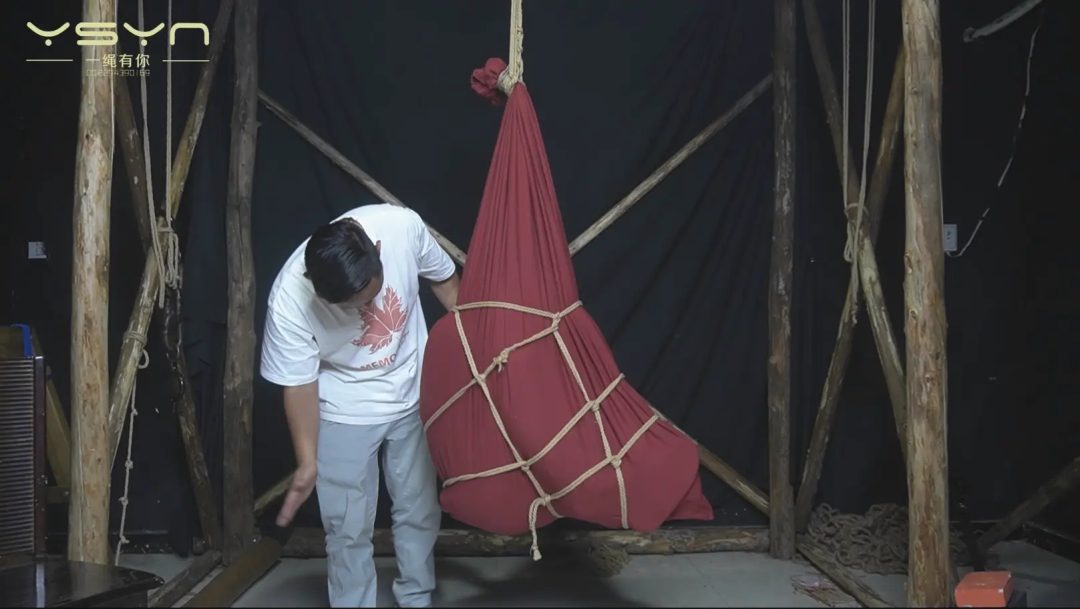 【神秘的消失】漂亮的大眼睛女孩被捂晕装麻袋转晕要吐直臂未果五花团缚龟甲敷-6