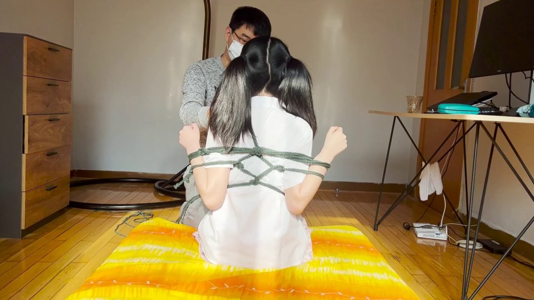 双马尾JK妹子尝试新姿势，驷马小鸡缚严厉驷马，马具口球堵嘴挣扎-2