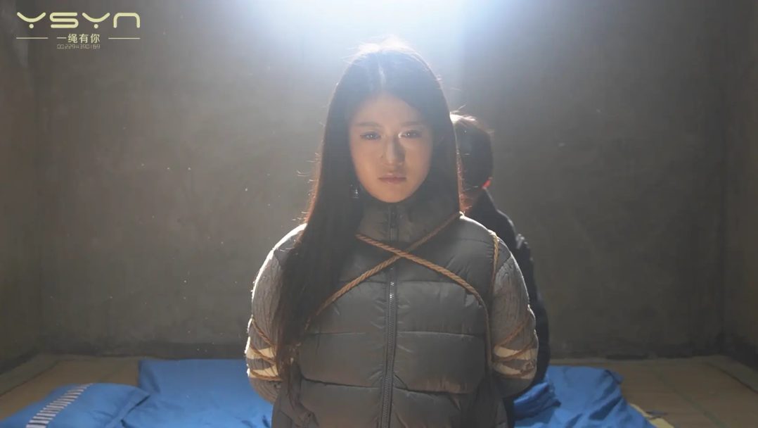 【法律的天平】19岁的女孩柳嫣因经济犯罪被捕审讯时态度强硬关押牢房梦中被绞刑醒后戴-9