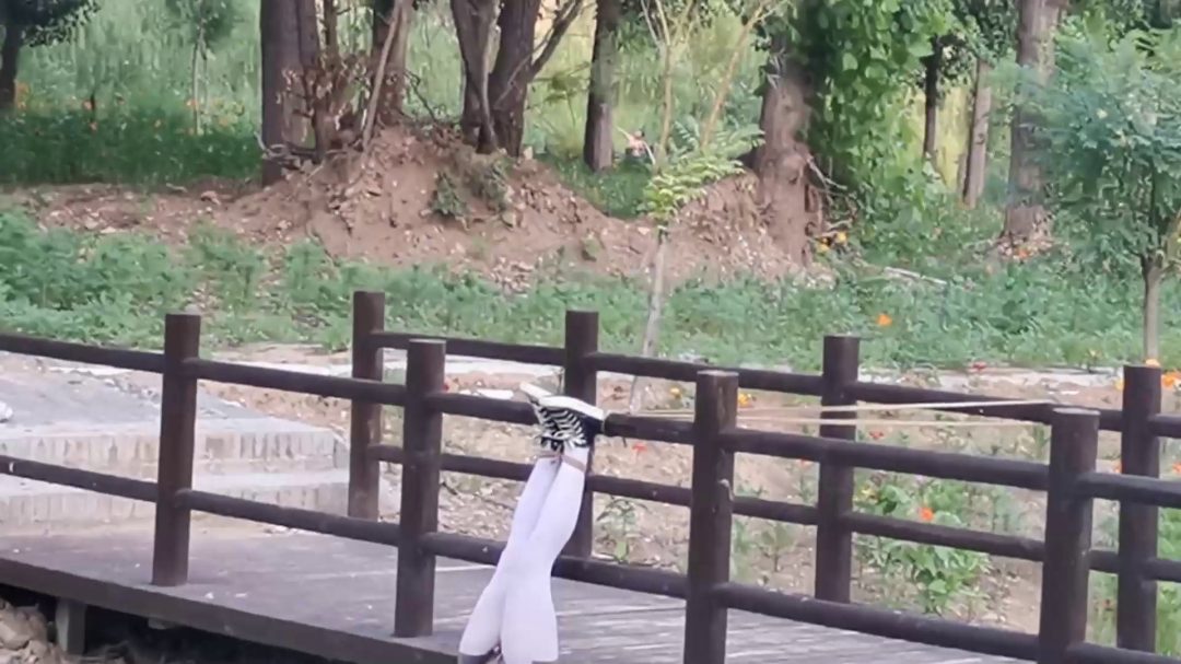 云儿偷偷，去小树林约会，被主人发现，不客气地惩罚各种吊绑，喝河里的臭水，惊险刺激-7