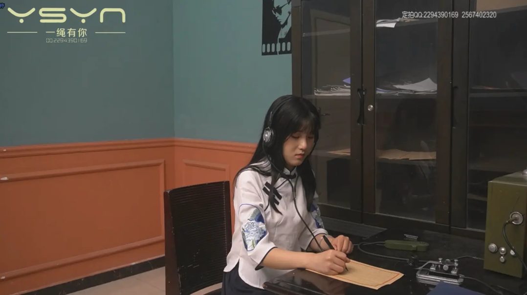 【心灵的抗战】被捕戴上手铐脚镣刑房跪绑压杠子老虎凳打挠脚心鹦鹉吊晕死也不屈服刑场-4