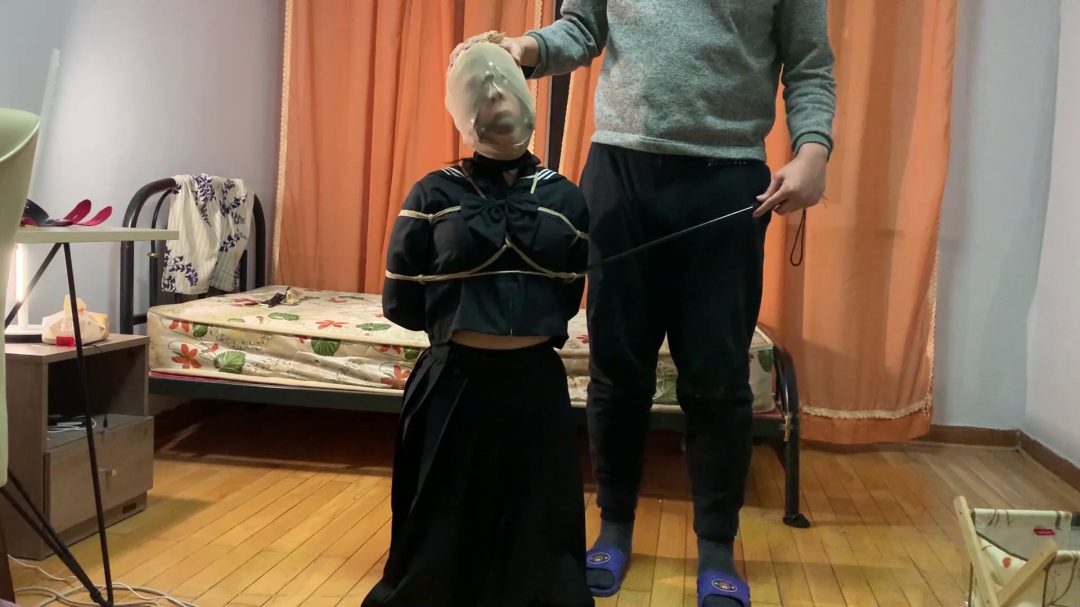 月月后手缚强制下跪 鼻钩口环丝袜套头 sp 口球 口水-8