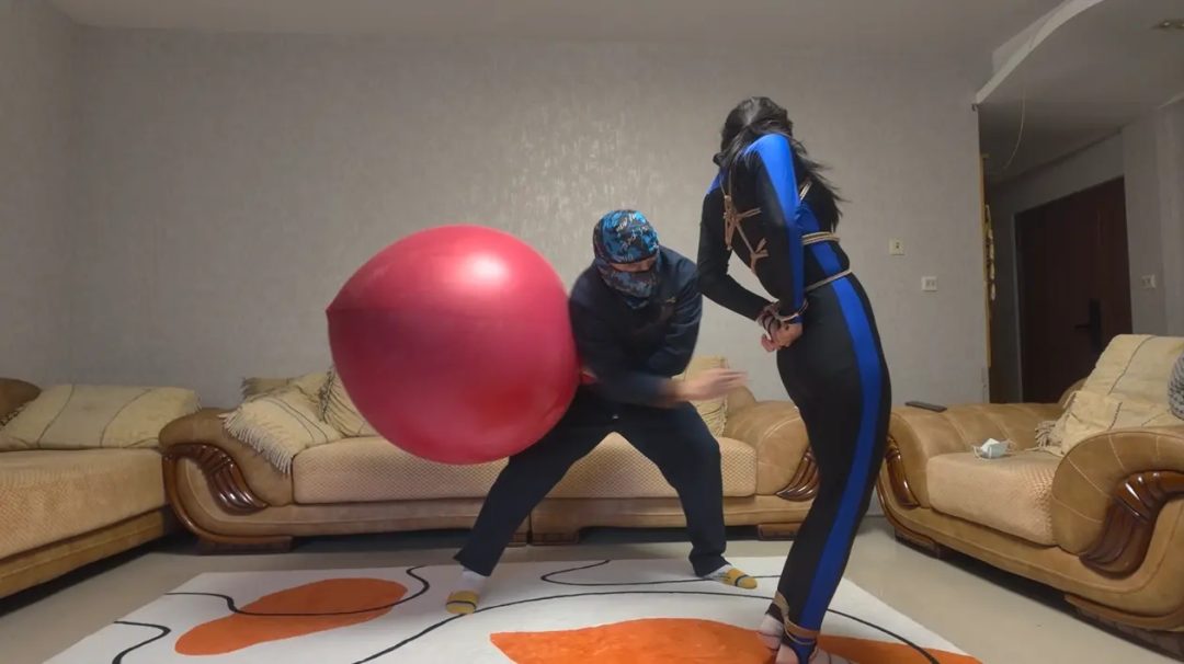 恐惧绝望的气球 把气球套在头上 失败了好几次 最后成功了 绝望的空间 差一点吓死模特 呕吐+呼吸训练+皮鞭-3