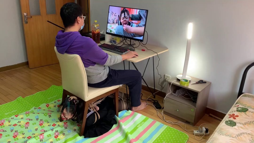 jk黑丝小美女果妹的超紧驷马椅下超羞耻调教，tk，sp，人肉脚垫-8