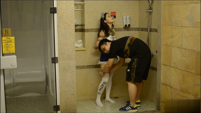 可爱赛车女郎浴室单脚吊-5