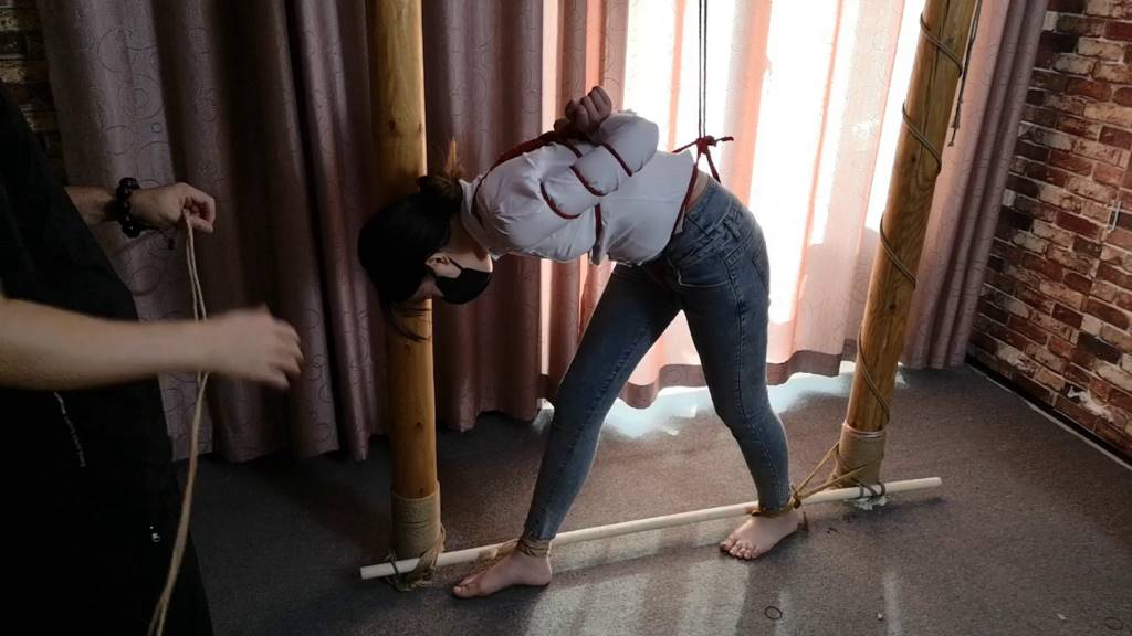 杨蕊 牛仔裤 红绳五花 难受的姿势-3