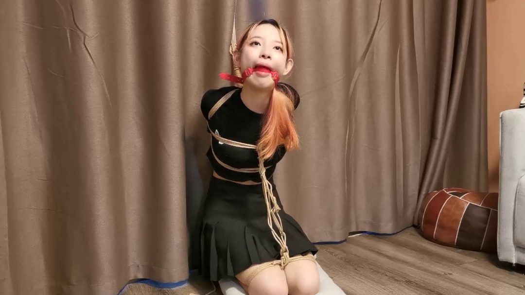 珊珊直臂大口球跪吊在栏杆上80分钟长时间放置-3