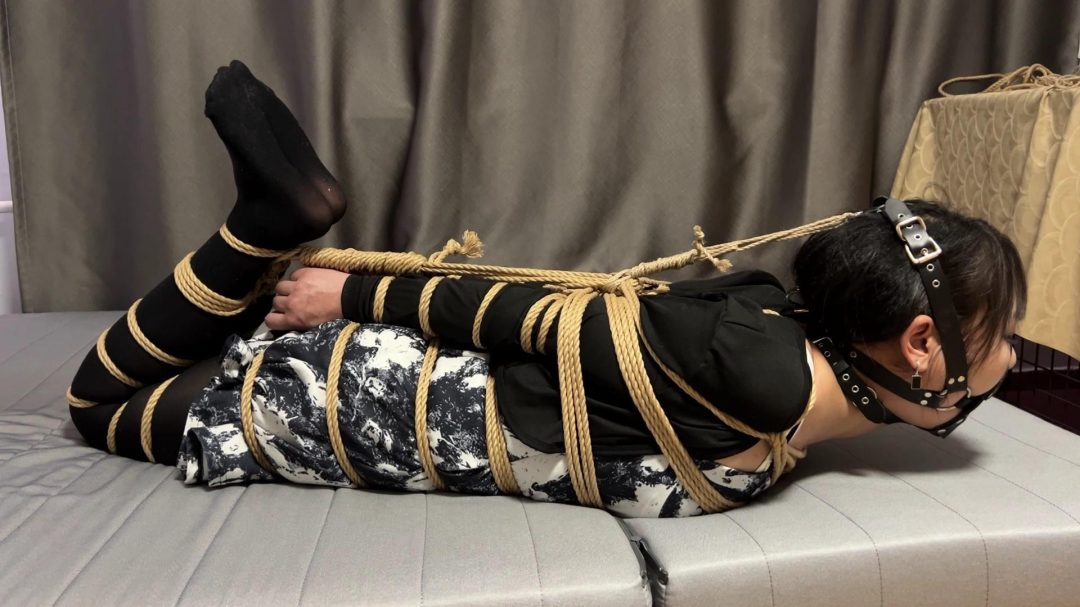 约绑驷马美女主播 超紧堵嘴放置-7